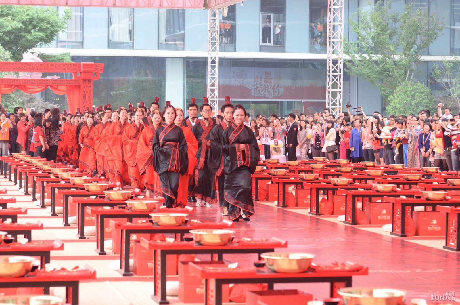 5月9日，阿里巴巴在杭州為102對(duì)新人舉行了集體婚禮，其中大部分為該公司員工。