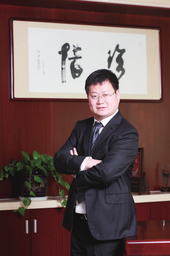 9年前，鄒承慧站在江陰華士鎮(zhèn)華西村的一間荒廢車間門口，帶著13名員工，前途充滿未知。9年后，鄒承慧率領(lǐng)下的愛康資產(chǎn)已超百億，創(chuàng)造了一系列的全國乃至世界之最—太陽能鋁邊框產(chǎn)品占全球市場份額20%，居世界第一，光伏安裝支架系統(tǒng)產(chǎn)品占全國市場份額15%，居全國行業(yè)第一。光伏發(fā)電規(guī)模居全國非公有制企業(yè)發(fā)電前列。