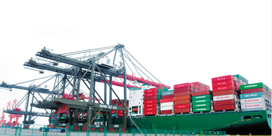 推廣電能替代 廈門建成全國(guó)首個(gè)零排放、全電動(dòng)、全自動(dòng)碼頭