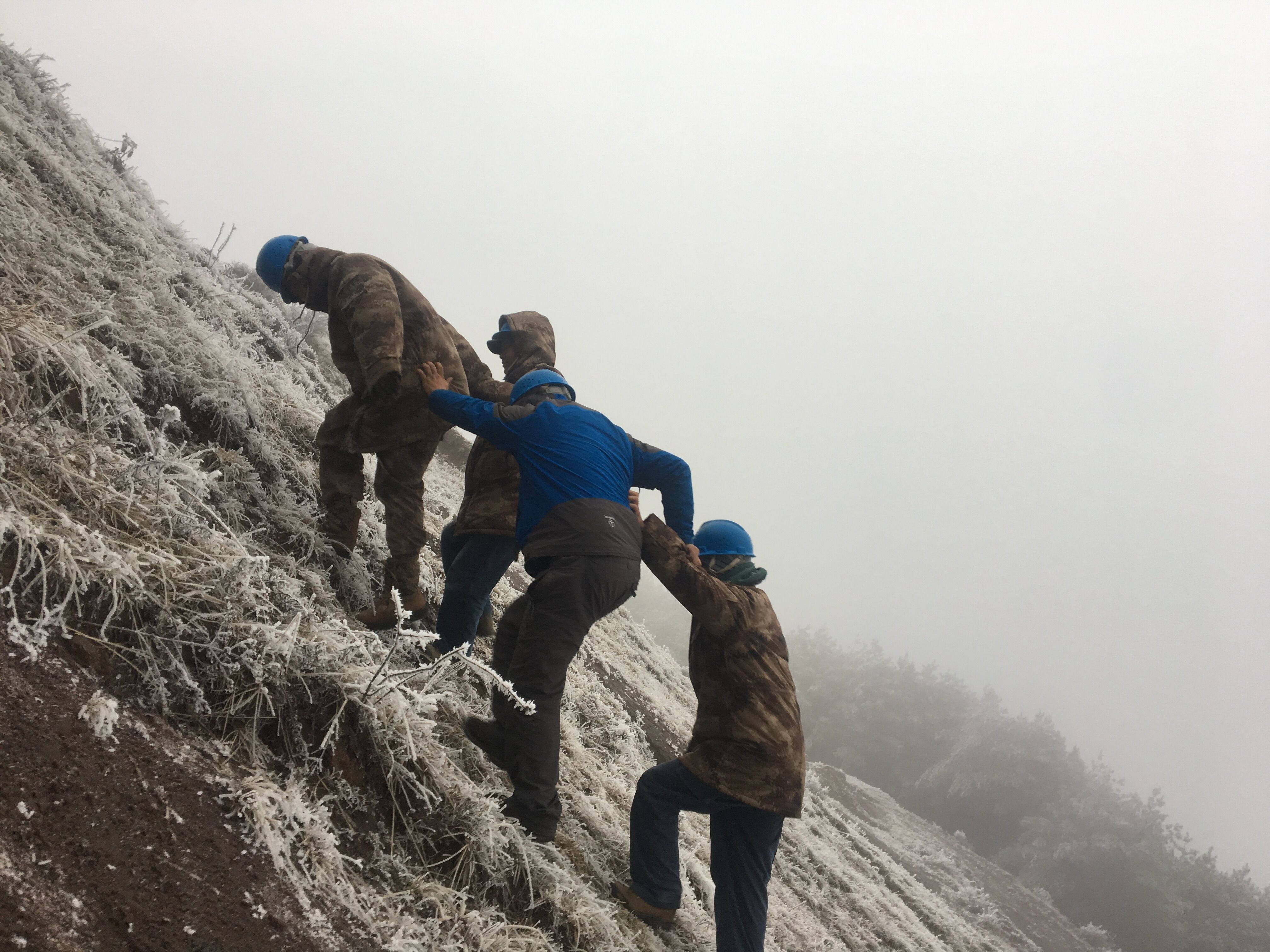 互相攙扶，勇登高峰。（李健攝）