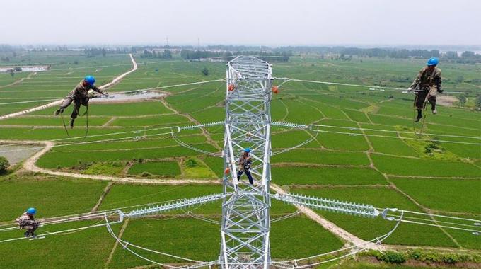 高空架設(shè)電力“大動脈”確保秋糧豐產(chǎn)豐收