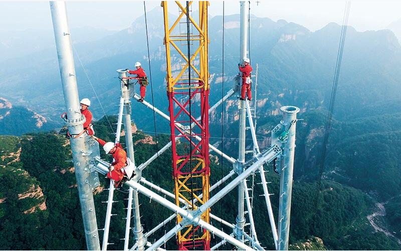 榆橫—濰坊1000千伏特高壓交流輸電線路工程13標(biāo)段7S005號鐵塔組立完成