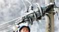 《情暖大山》四川達(dá)州供電公司員工在大山深處除冰保電。（何健 攝）