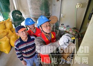中國電力新聞網(wǎng)訊 通訊員 毛強(qiáng) 報(bào)道 近日，湖北武漢漢南區(qū)供電公司員工主動(dòng)放棄假期休息時(shí)間，來到農(nóng)村養(yǎng)殖戶家中，為其檢修飼料加工設(shè)備，服務(wù)農(nóng)村群眾增收致富。