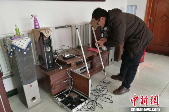 國家電網(wǎng)技術(shù)人員在在河北省淶水縣南郭下村的分布式光伏扶貧電站研發(fā)5G技術(shù)傳輸?！≮w明 攝