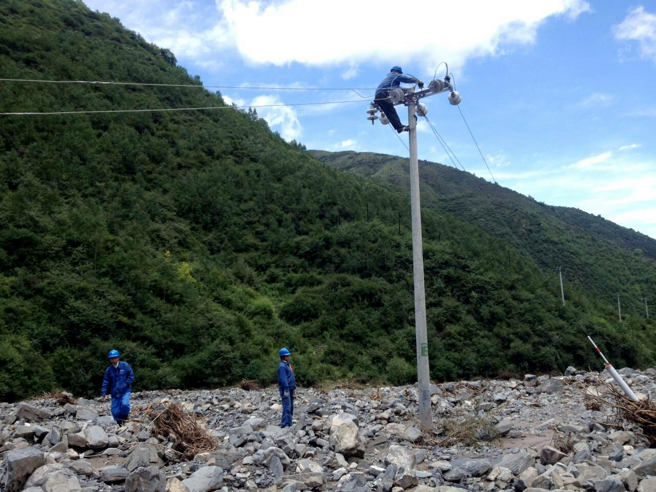 青海電力緊急搶修尕楞鄉(xiāng)受損電力設(shè)施