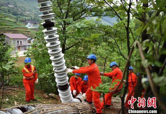 圖為電力工人首次在特高壓復(fù)奉線重慶段開展整串絕緣子串更換工作?！≈芤?攝