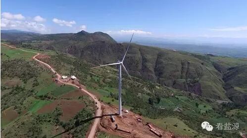 華電在川首臺風力發(fā)電機吊裝成功
