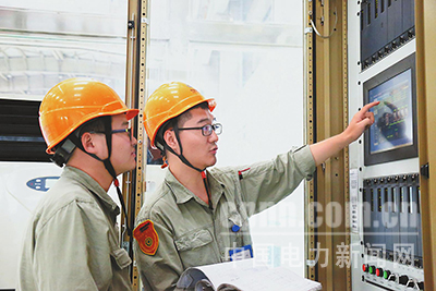 近日，國電哈密煤電開發(fā)有限公司在2號(hào)機(jī)組檢修期間，開展了“C修微課堂”崗位練兵活動(dòng)，助力青工成長成才，掀起了“學(xué)技術(shù)、提素質(zhì)”的熱潮。圖為該公司電氣二次班勵(lì)磁專工在講解勵(lì)磁小電流試驗(yàn)原理。