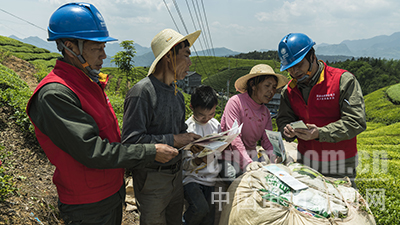 近日，湖北鶴峰供電公司走馬供電所員工開展安全用電知識宣傳活動，將安全用電知識送到木耳山茶葉采摘現(xiàn)場。