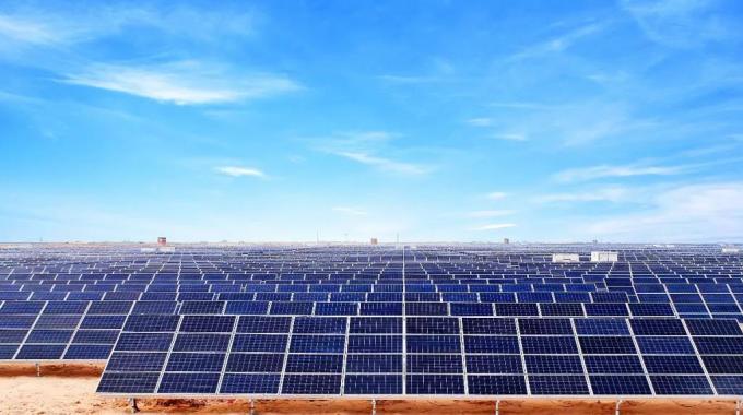 非洲最大光伏項目★  阿爾及利亞光伏電站★  1月18日，阿爾及利亞233兆瓦光伏電站項目最后一個電站——巴特納站成功并網(wǎng)發(fā)電。至此，該國首個大規(guī)模光伏電站全部并網(wǎng)發(fā)電。