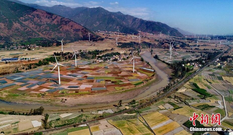 4月8日，四川德昌縣安寧河峽谷200余座風(fēng)電，與成昆鐵路、京昆高速公路、田園和大山相融，成為一道靚麗的風(fēng)景。