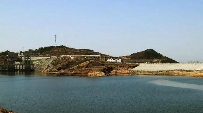 湖北白蓮河抽水蓄能電站（建成）  湖北白蓮河抽水蓄能電站位于黃岡市羅田縣，它擔(dān)負(fù)著調(diào)峰、填谷、調(diào)頻、調(diào)相和事故備用等任務(wù)，對(duì)湖北乃至華中電網(wǎng)安全、經(jīng)濟(jì)、穩(wěn)定有巨大作用。