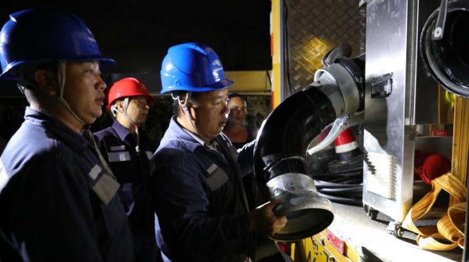 電力應(yīng)急排澇車兼具發(fā)電和排澇的功能，不需依賴外接電源，在應(yīng)急搶修過程中使用十分方便。只要將一端的水管插入積水，另一端接入河道，啟動電機(jī)便可迅速排水。這臺大功率排澇車的特點(diǎn)是吸力大、吸程高，最大吸水深度可達(dá)20左右，每分鐘的抽水量大1000升，若水深在10米以內(nèi)，每分鐘的吸水量可到1800升至2000升。