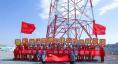 項(xiàng)目部成員打出“擼起袖子加油干 建成世界最高塔”的條幅，慶祝380米世界第一輸電雙子塔圓滿完成。