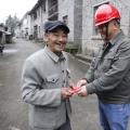 這位大爺順手一個小動作，供電公司獎勵他500元！